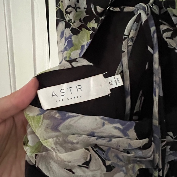 ASTR FLORAL SIDE CUT OUT MIDI DRESS - Picture 5 of 8